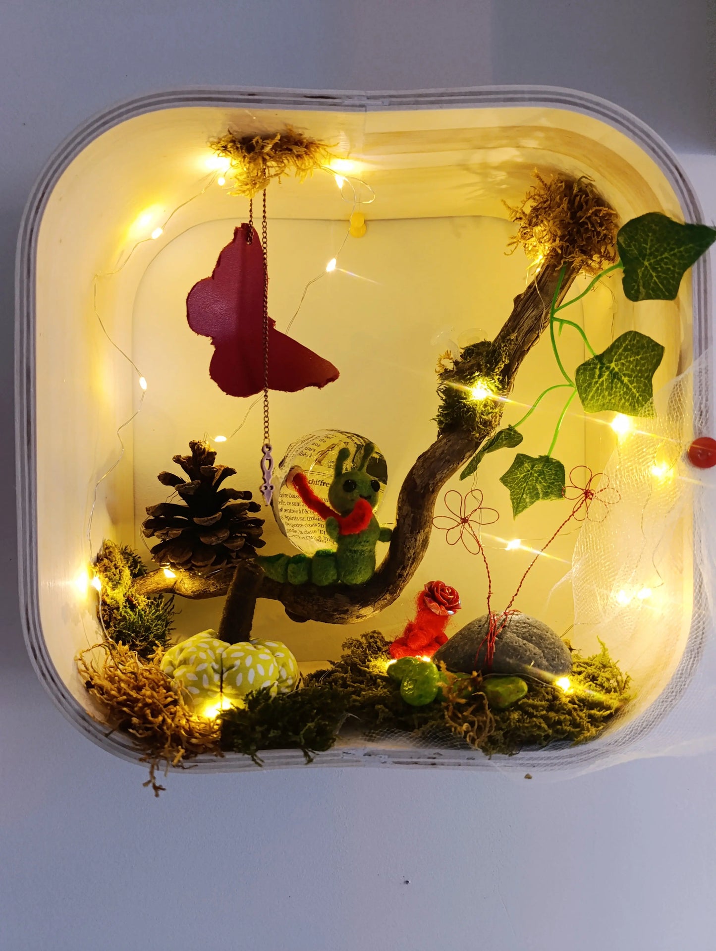 la clairière des métamorphoses - cadre diorama poétique et écoresponsable (25x25cm)